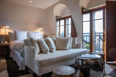 Lake View Suite