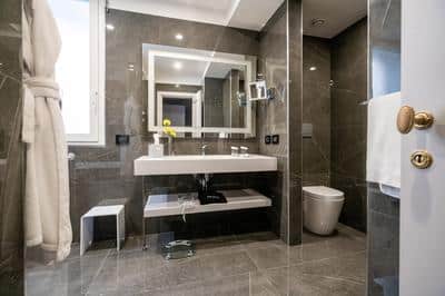 Junior Suite - Bathroom