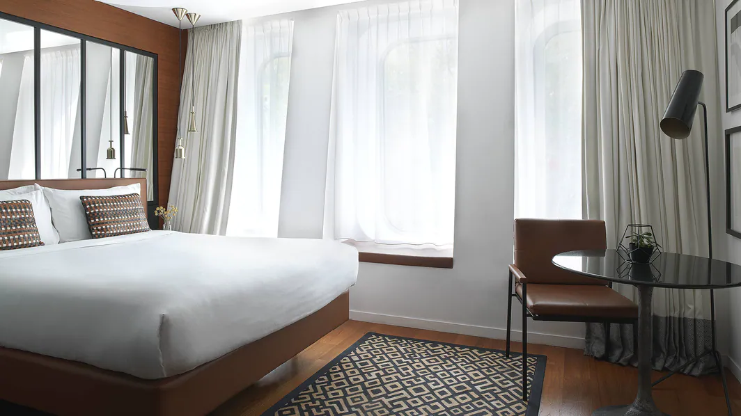 Bobo Guest Room, 1 Queen, Courtyard & City View