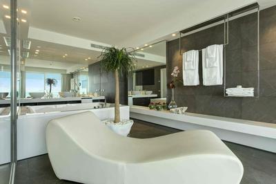 Loft Suite Aqua Bathroom