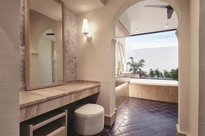 Beachfront Junior Suite Bathroom