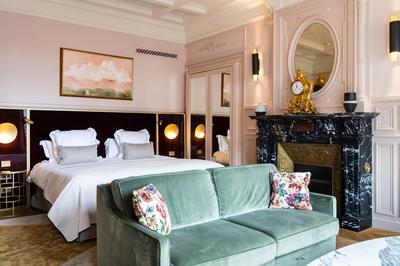 Junior Suite with Balcony Eiffel Tower View