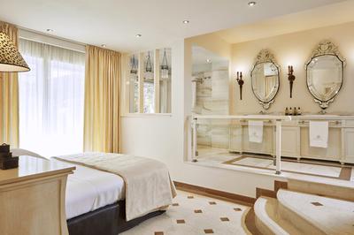 Deluxe Senior Suites