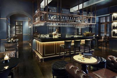 The Service 1921 Bar with mixologist