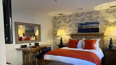 Comfy King Room