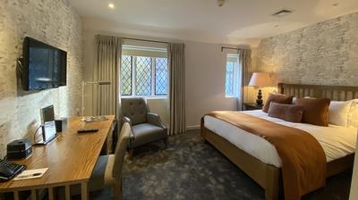 Comfy King Room