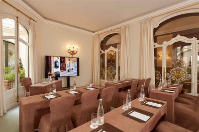 Salon Dauphin Class Room Hotel Regina Paris