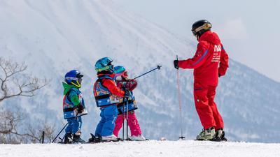 Park-Hyatt-Niseko-Hanazono-P002-Kids-Ski-Lesson.16x9
