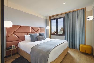 Executive King Bed City View
