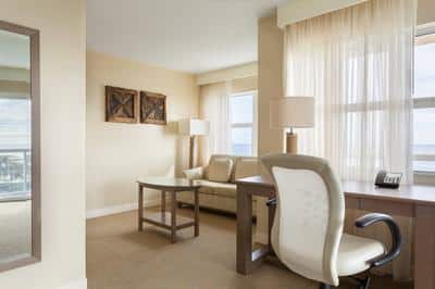 King Deluxe Oceanfront Guest Room - Sitting Area