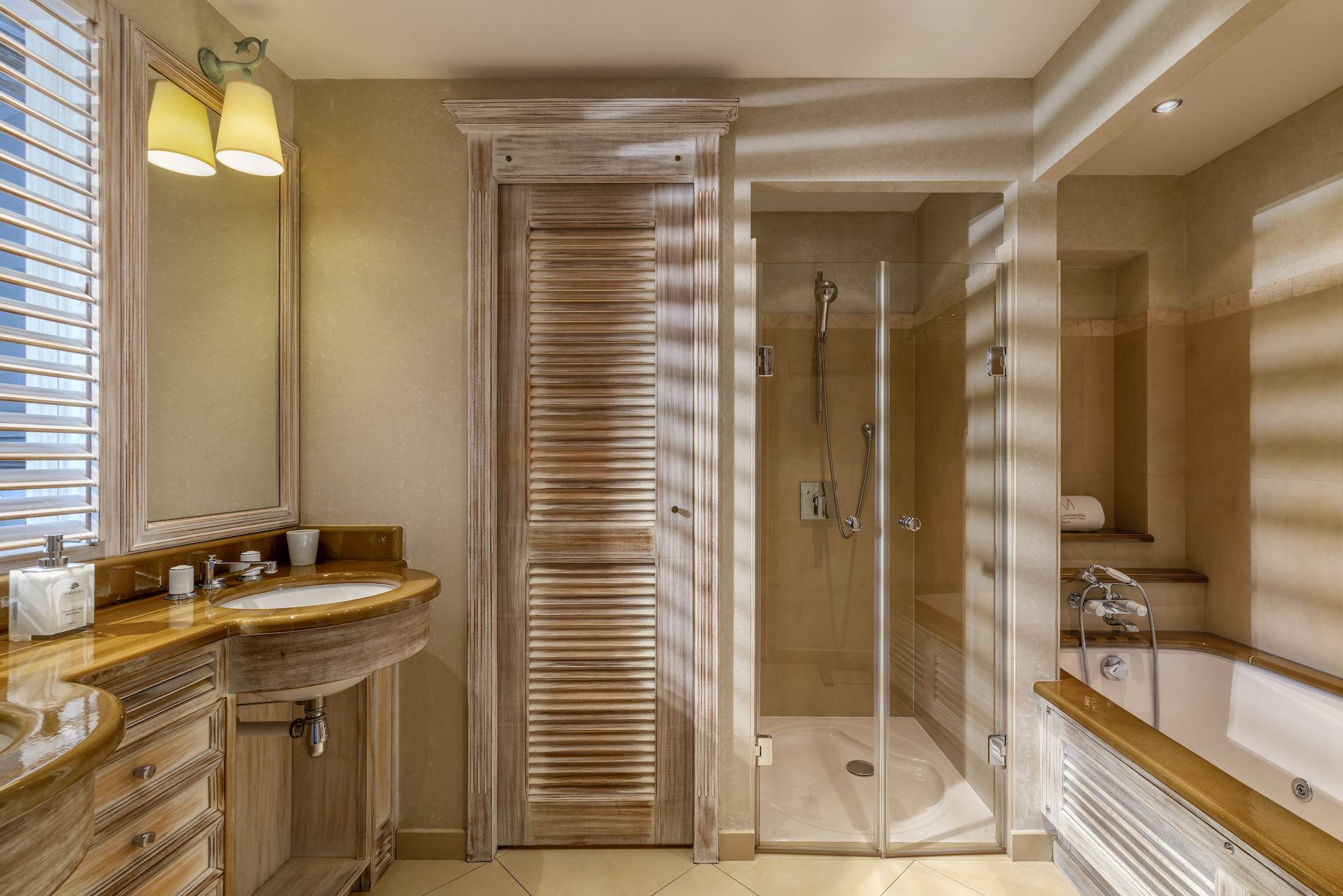 Deluxe Poolside Room
