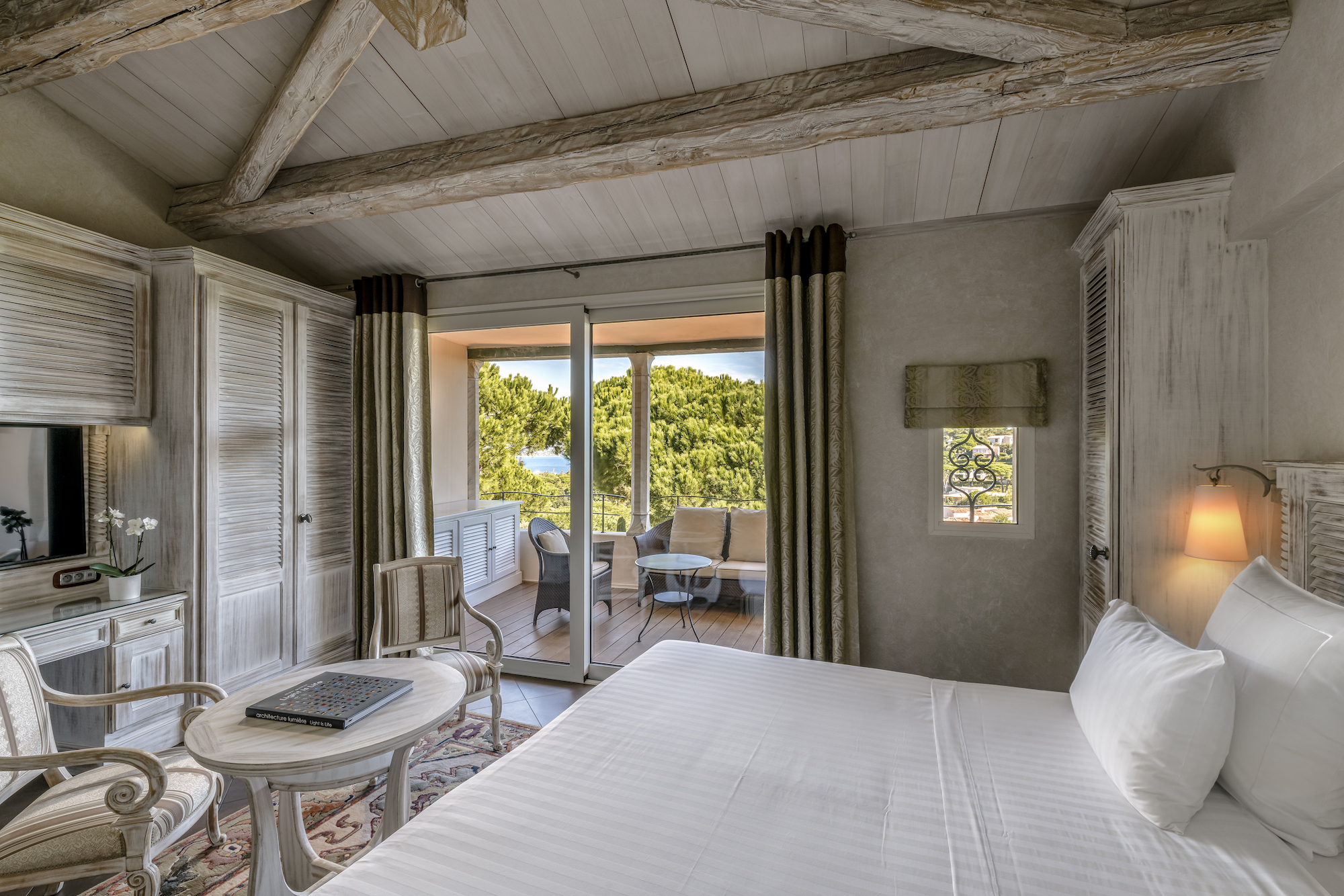 Deluxe Poolside Room