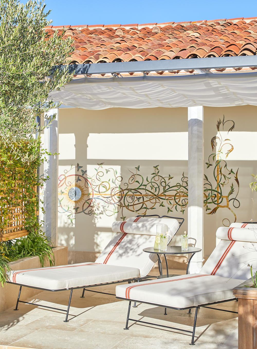 Deluxe Poolside Room