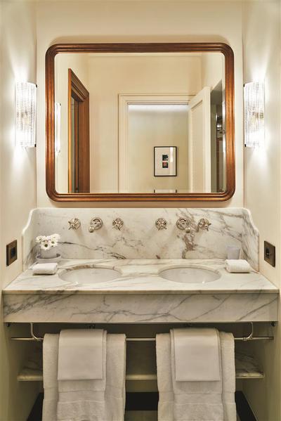 Junior Suite Village View Bathroom