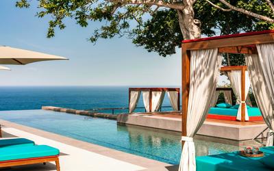 Alma Restaurant Pool Area