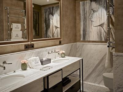 Grand Dam Square Suite