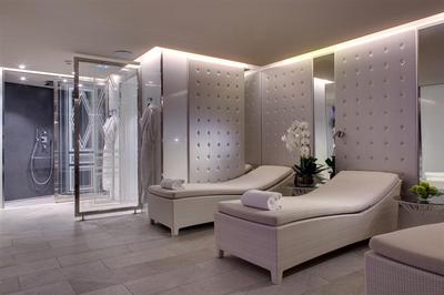 Spa - Rest Lounge in front of Pool