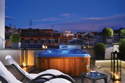 Jacuzzi Suite - City View