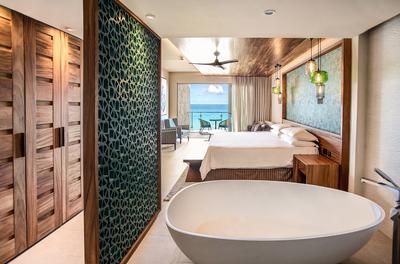 Ocean Front King Suite with Bathtub