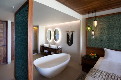 Ocean Front King Suite with Bathtub