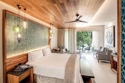 Ocean Front King Suite with Bathtub