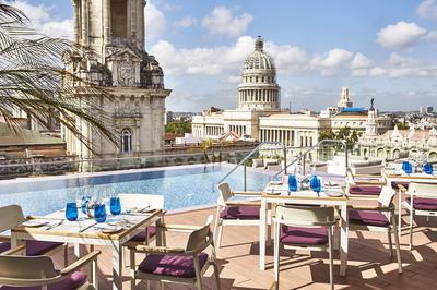 El Surtidor Pool Terrace and Bar