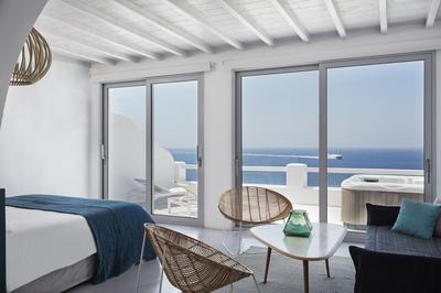 Master 2 Bedroom Suite with a Private Outdoors Jacuzzi Sea View