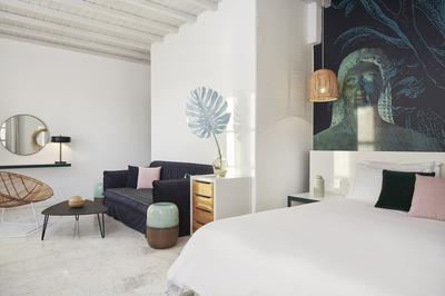 Deluxe Suite with a Private Outdoors Jacuzzi Sea View