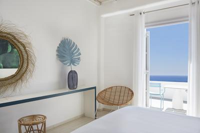 Master 2 Bedroom Suite with a Private Outdoors Jacuzzi Sea View
