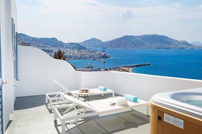 Deluxe Suite with a Private Outdoors Jacuzzi Sea View