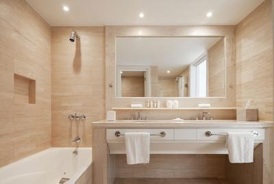 Deluxe One Bedroom Sea View Suite Bathroom