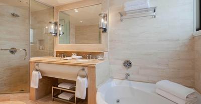 One Bedroom Deluxe Sea View Suite Bathroom