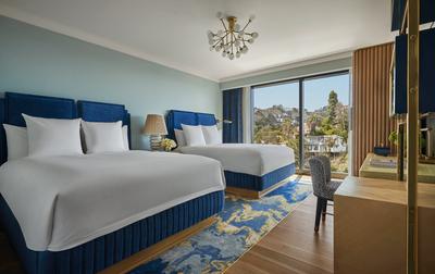 Hollywood Hills QueenQueen