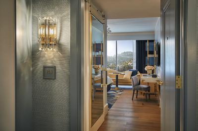 Hollywood Hills QueenQueen