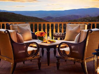 Vista Lounge & Terrace