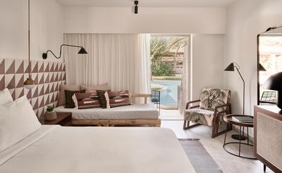 Bungalow Pool Front