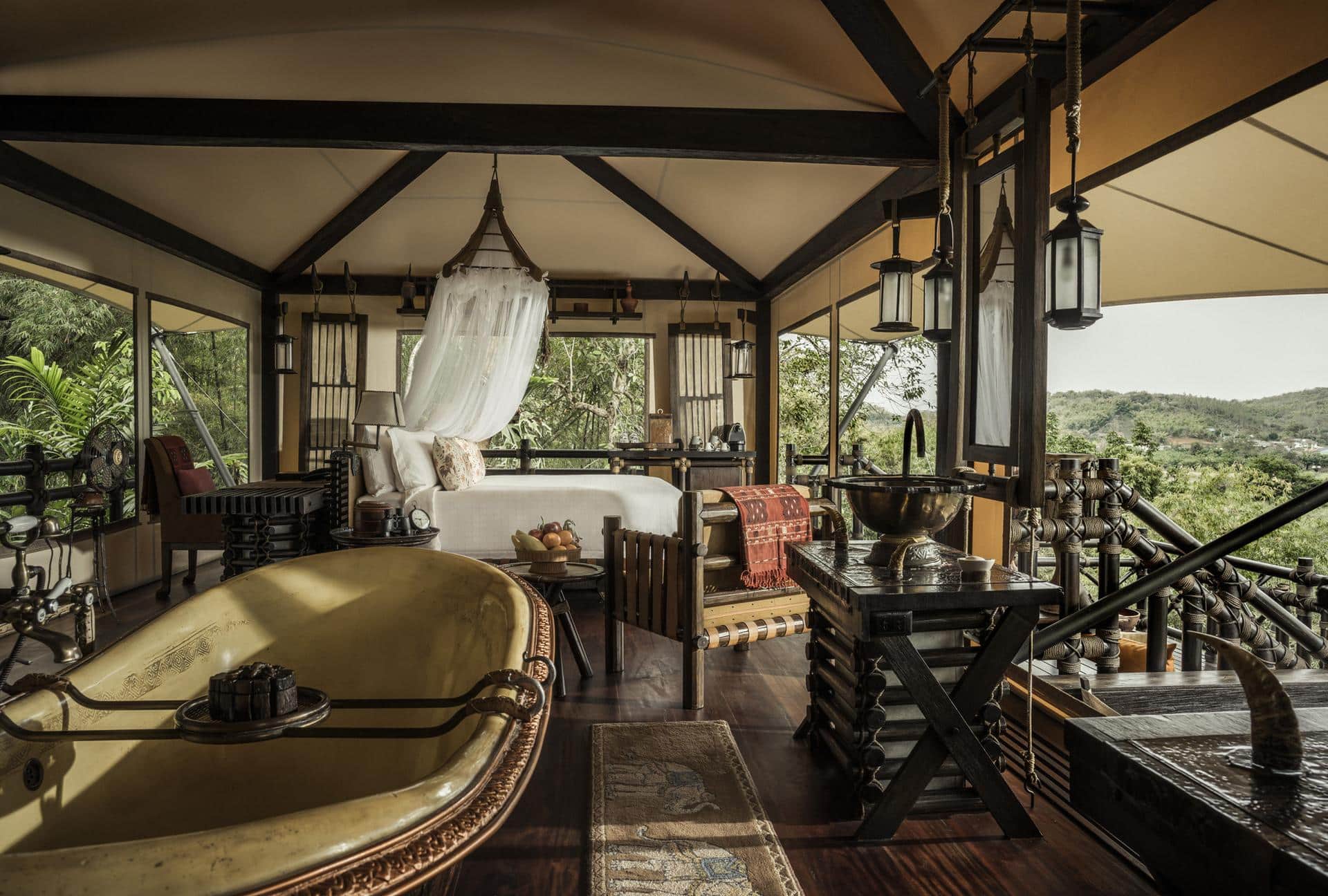 The world's most beautiful hotel bathtubs