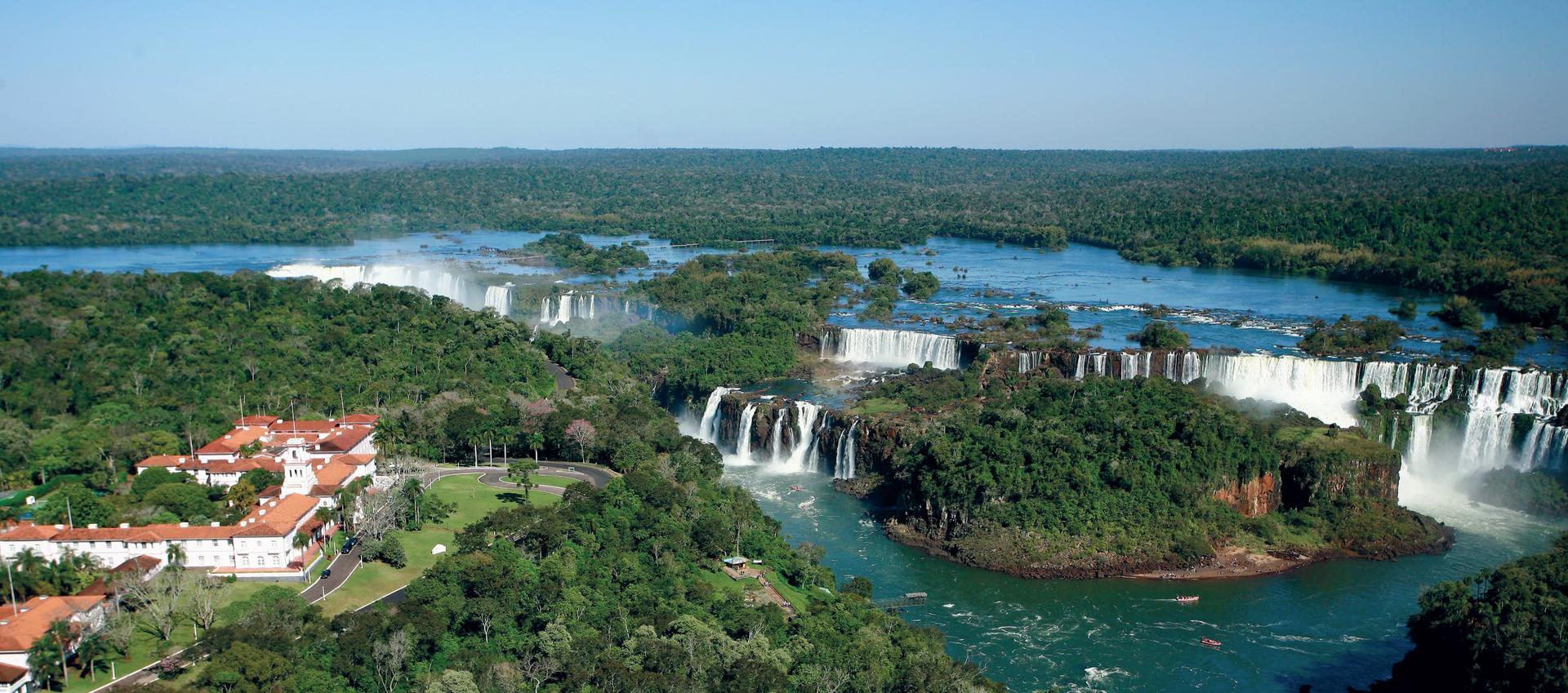 Luxury hotels near natural wonders